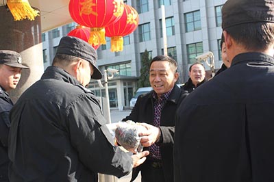 領(lǐng)導(dǎo)春節(jié)慰問(wèn)保安隊(duì)員